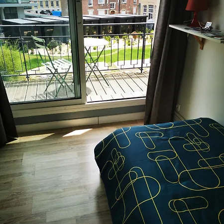 Avec Balcon Hostel *